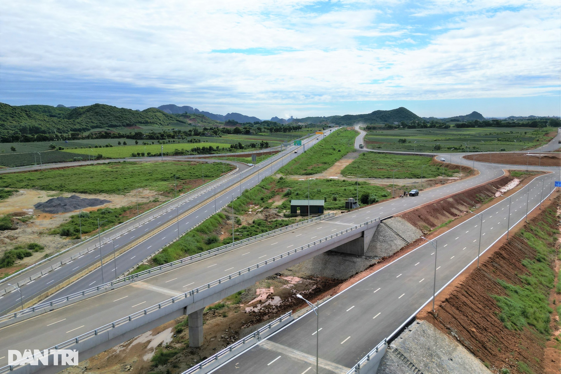 Cận cảnh tuyến đường hơn 20km tiêu tốn gần 2.000 tỷ đồng ở Ninh Bình - 10 Cận cảnh tuyến đường hơn 20km tiêu tốn gần 2.000 tỷ đồng ở Ninh Bình - 10