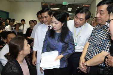 Bác sĩ làm việc từ 3h sáng, bệnh nhân 10h vẫn ngồi đợi khám