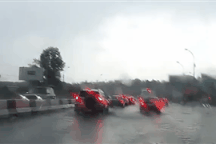 Khoảnh khắc hai tia sét đánh trúng ô tô trên đường