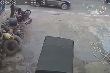 Hai nam sinh điều khiển xe máy không làm chủ tốc độ lao thẳng vào gốc cây