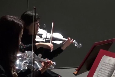 Xem nghệ sĩ Nhật Bản trình diễn với nhạc cụ bằng kim loại