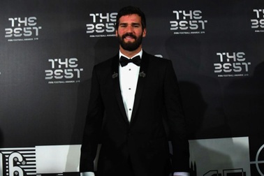 Bà xã xinh đẹp lâng lâng hạnh phúc khi Alisson nhận giải thưởng lớn