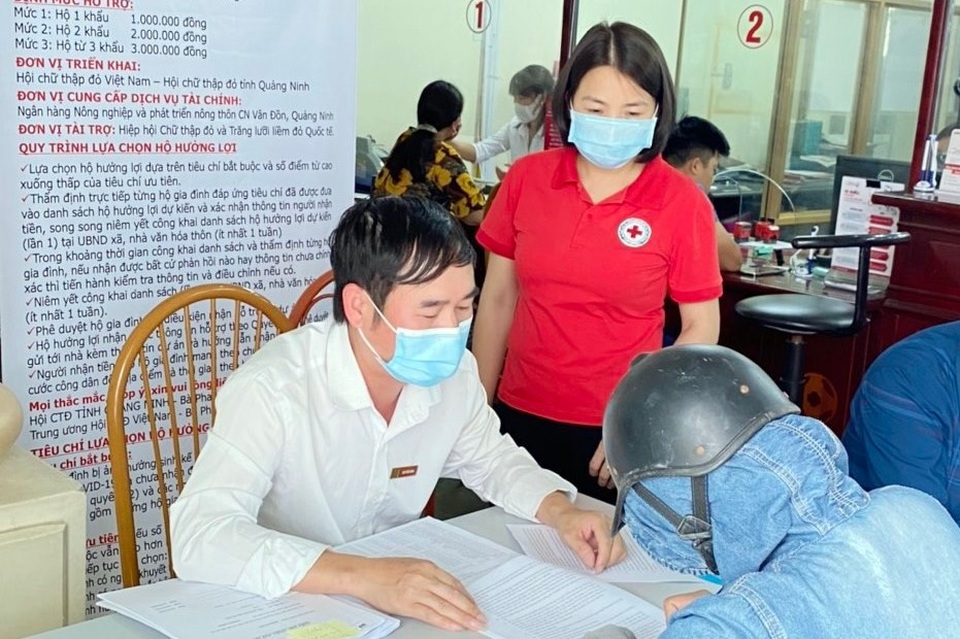 Người dân Vân Đồn bị ảnh hưởng của dịch Covid-19 được hỗ trợ gần 1 tỉ đồng - 1 Người dân Vân Đồn bị ảnh hưởng của dịch Covid-19 được hỗ trợ gần 1 tỉ đồng - 1