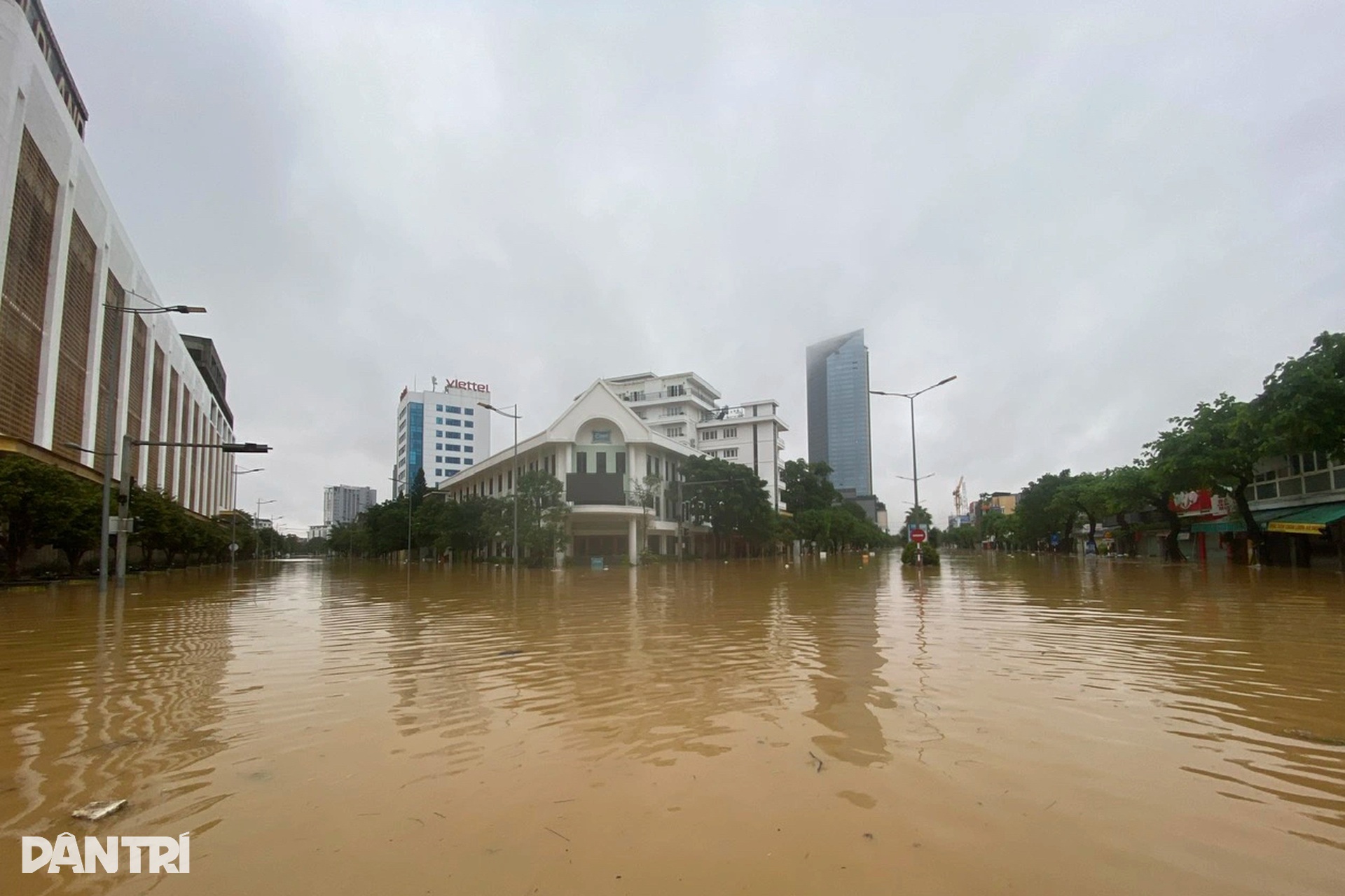 Lũ bao vây Kinh thành Huế, đường vào Đại nội nước chảy cuồn cuộn - 8 Lũ bao vây Kinh thành Huế, đường vào Đại nội nước chảy cuồn cuộn - 8