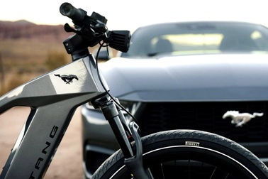 Xe đạp điện phóng nhanh, luồn lách gây hỗn loạn giao thông New York