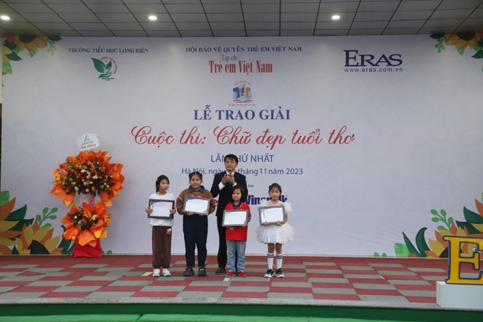Ban Tổ chức trao giải cho 4 thí sinh đoạt giải Ba.