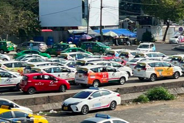 Duy trì bãi đệm taxi ở sân bay Tân Sơn Nhất đến Tết 2024