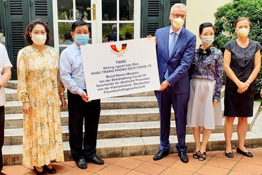Hội Hữu nghị Việt - Đức trao tặng nước Đức 80.000 khẩu trang