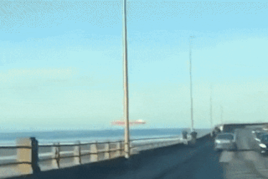 Clip hiệu ứng thị giác "con tàu trôi trên bầu trời" gây sốt