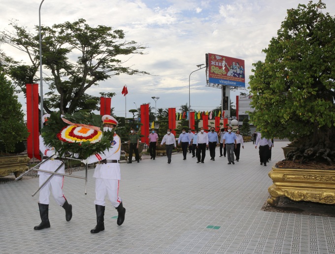 Phó Thủ tướng Thường trực tưởng nhớ các anh hùng, liệt sĩ - Ảnh 1.