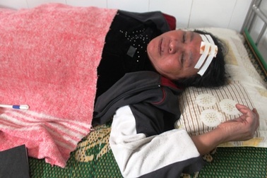 Đòi đất, cụ già bị con bí thư xã đánh nhập viện