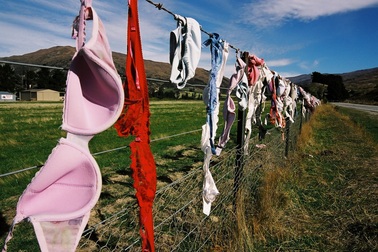 Lạ lùng hàng rào treo toàn áo ngực phụ nữ thành điểm du lịch hút khách