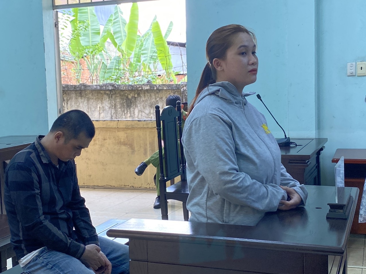 ប្តីប្រពន្ធសារភាពថាផ្តល់ថ្នាំដល់កូនអាយុ៣ឆ្នាំ - ១ Cặp tình nhân thừa nhận cho cháu bé 3 tuổi hít ma túy - 1