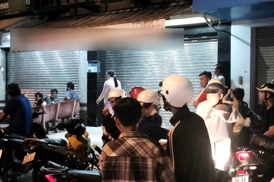 عوامی سلامتی کی وزارت نے رات کو Ca Mau میں سونے کی ایک دکان کا معائنہ کیا۔ Bộ Công an kiểm tra một tiệm vàng ở Cà Mau trong đêm - 1