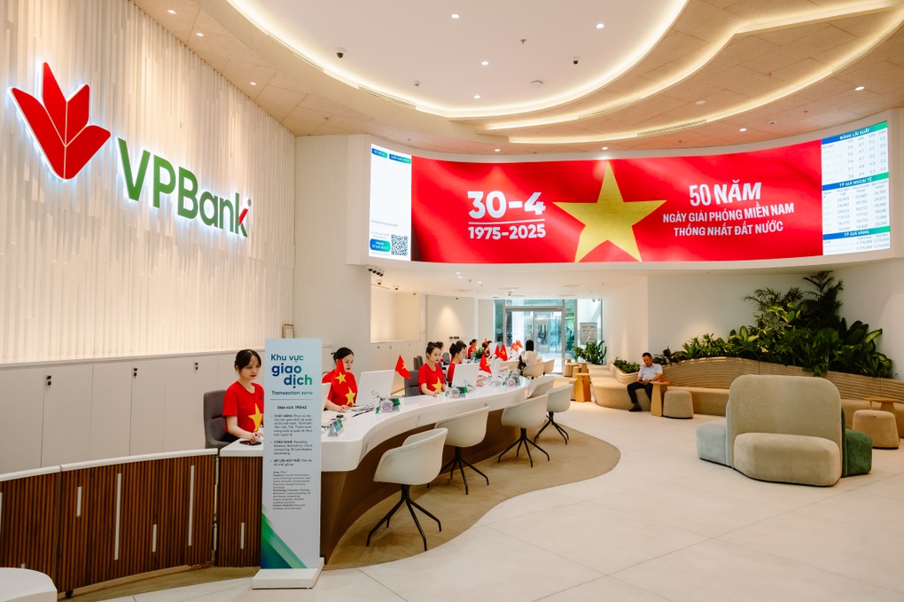 16.000 nhân sự VPBank mặc áo cờ đỏ sao vàng, hát Quốc ca - 7 16.000 nhân sự VPBank mặc áo cờ đỏ sao vàng, hát Quốc ca - 7
