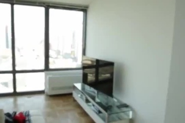 Khám nhà siêu mẫu Anh