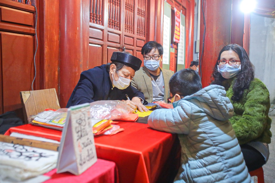 Người dân Thủ đô đi chùa cầu an đêm giao thừa - 8 Người dân Thủ đô đi chùa cầu an đêm giao thừa - 8