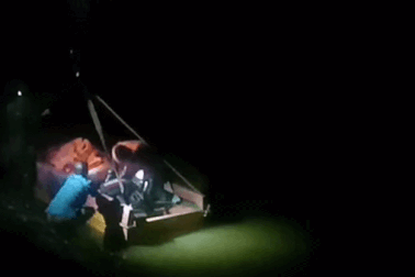 Lật thuyền đánh cá, 3 bố con tử vong