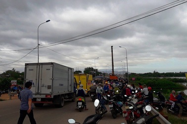 Xe máy bị xe ben cuốn vào gầm, 2 người chết tại chỗ