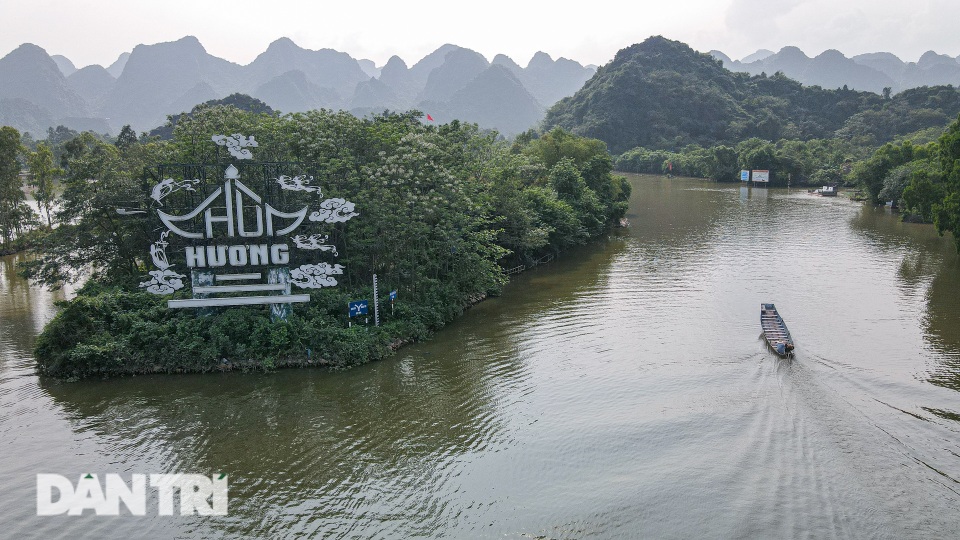 Du khách đến chùa Hương phải khai báo y tế bằng ứng dụng QR code - 1