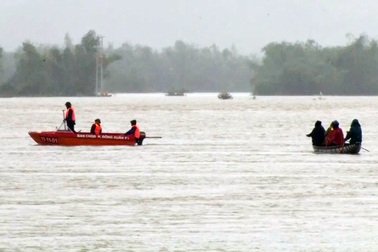 Hồ thủy điện thủy lợi tiếp tục xả lũ, 1 người bị lũ cuốn trôi