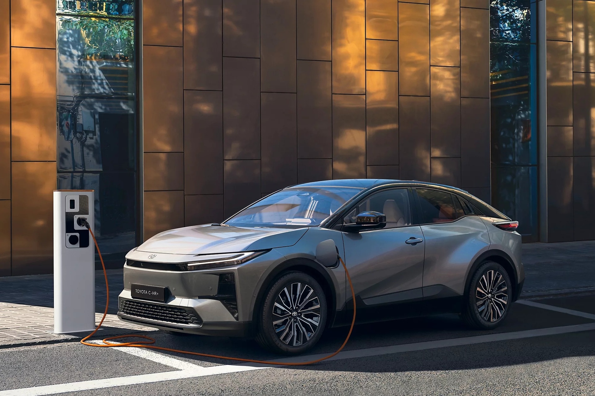 SUV thuần điện của Toyota trình làng, dáng thể thao tham vọng hút giới trẻ - 4 SUV thuần điện của Toyota trình làng, dáng thể thao tham vọng hút giới trẻ - 4