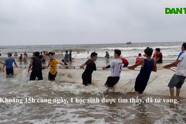 Hàng trăm người kéo rùng dọc biển tìm kiếm 3 học sinh mất tích