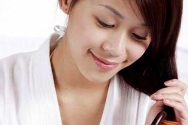 “Bảo dưỡng” đuôi tóc khô xơ