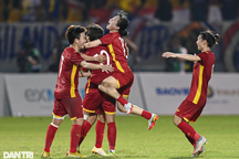 Nhà báo Anh ấn tượng mạnh với ba ngôi sao tuyển nữ Việt Nam