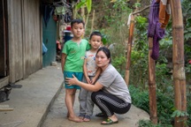 “Con không cần ăn sáng, mẹ đừng đi làm công nhân xa chúng con!”