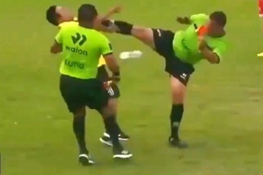 Trọng tài tung cú đá hạ gục huấn luyện viên ở giải đấu tại Peru