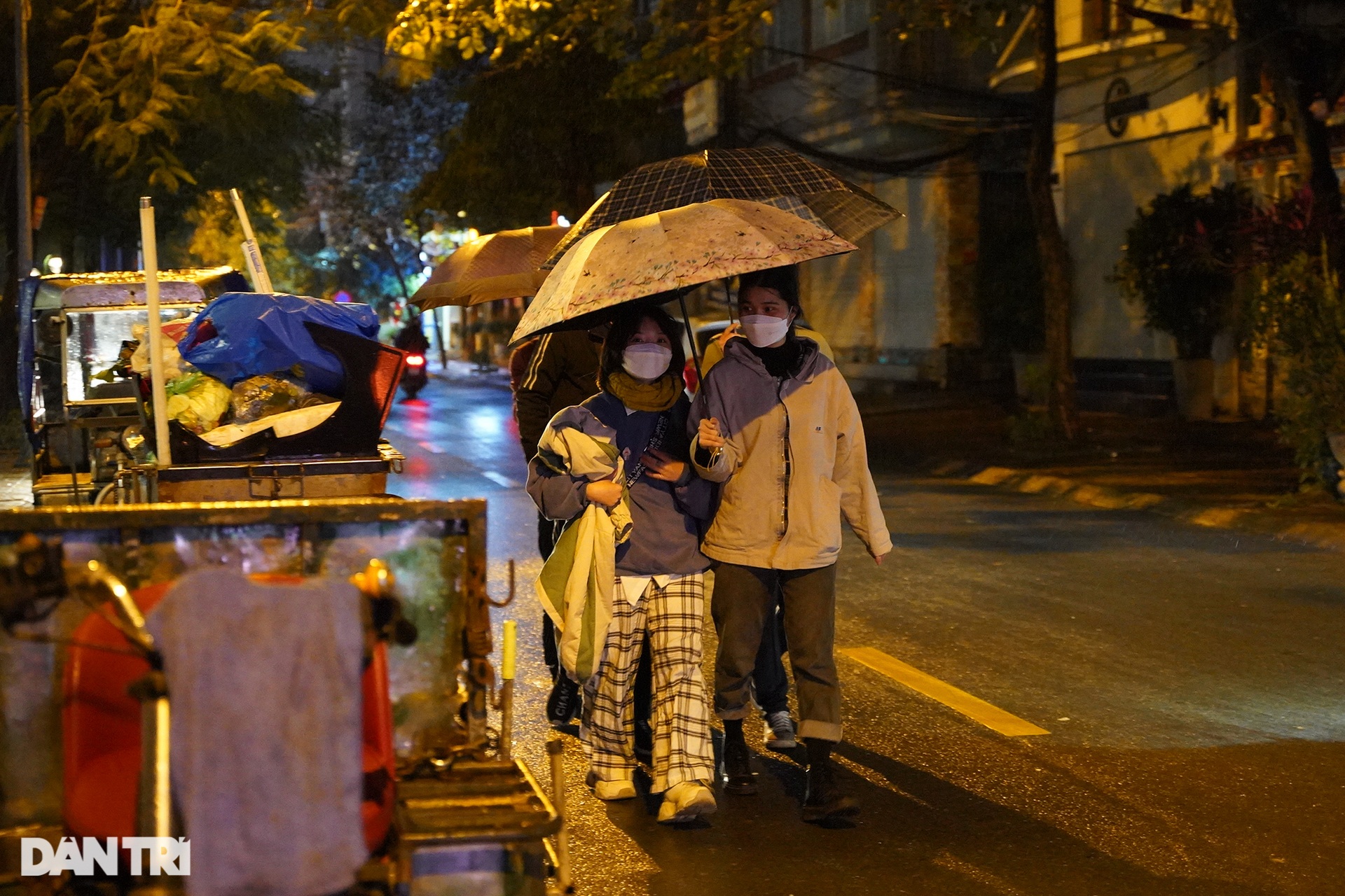 Người dân đốt lửa sưởi ấm, chật vật mưu sinh xuyên đêm trong mưa rét kỷ lục - 11 Người dân đốt lửa sưởi ấm, chật vật mưu sinh xuyên đêm trong mưa rét kỷ lục - 11