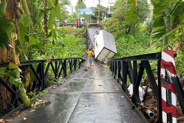 Tài xế xe tải né cầu lớn, làm sập cầu nhỏ