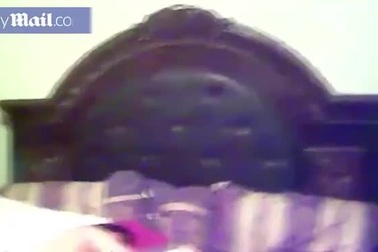 Video hết hồn khi tỉnh dậy thấy người đàn ông lạ cởi trần nằm cạnh