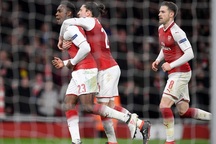 Welbeck lập cú đúp, Arsenal hạ gục AC Milan để vào tứ kết