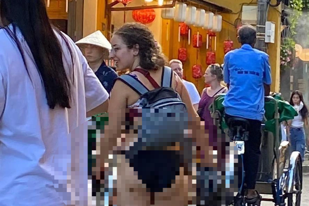 Nữ du khách nước ngoài mặc bikini vào phố cổ Hội An gây phản cảm - 1 Nữ du khách nước ngoài mặc bikini vào phố cổ Hội An gây phản cảm - 1