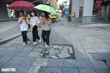 Cử tri Hà Nội đề nghị làm rõ vỉa hè lát đá "siêu bền" nhưng nhanh hỏng