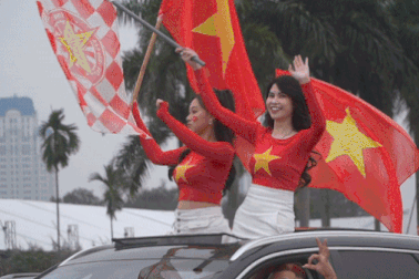 Cổ động viên Việt diễu hành quanh sân Mỹ Đình trong khi vé chợ đen ế khách