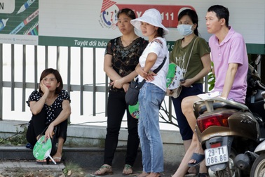 Hà Nội: Phụ huynh vật vờ gốc cây trốn nắng nóng đợi con rời phòng thi