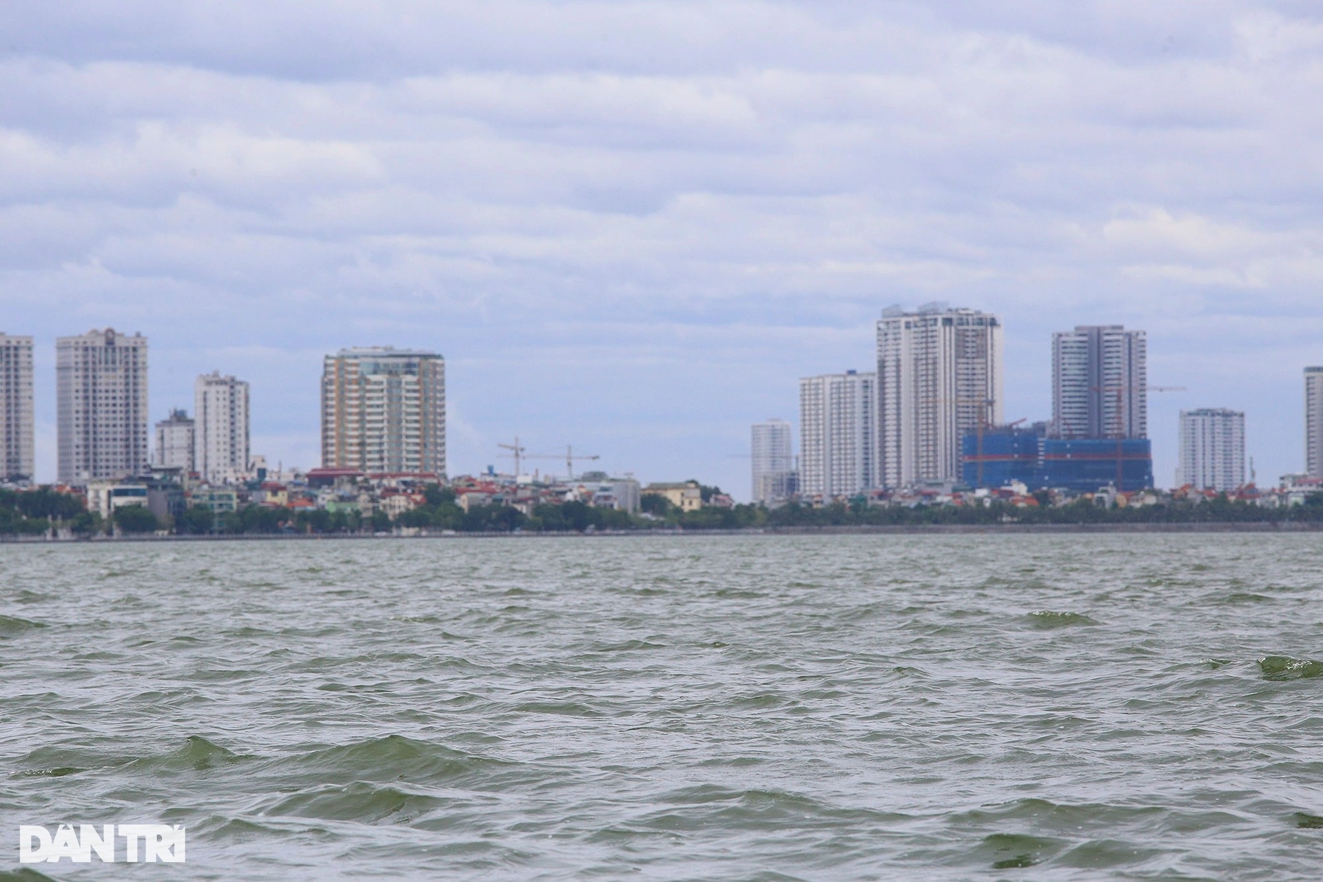 Người Hà Nội co ro trong đợt không khí lạnh tăng cường - 11 Người Hà Nội co ro trong đợt không khí lạnh tăng cường - 11