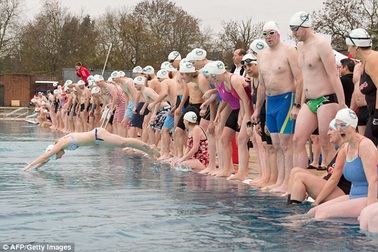 Bơi trong nước 6 độ C để... chào đón Giáng sinh 