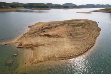 Hồ Thác Bà cạn nước