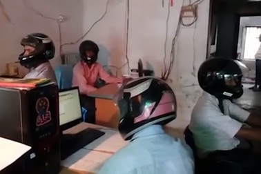 Sợ trần sập, nhân viên văn phòng vừa ngồi làm vừa đội mũ bảo hiểm