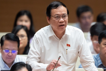 "Bên trong cán bộ sợ sai, bên ngoài dân chúng thở dài lo âu"