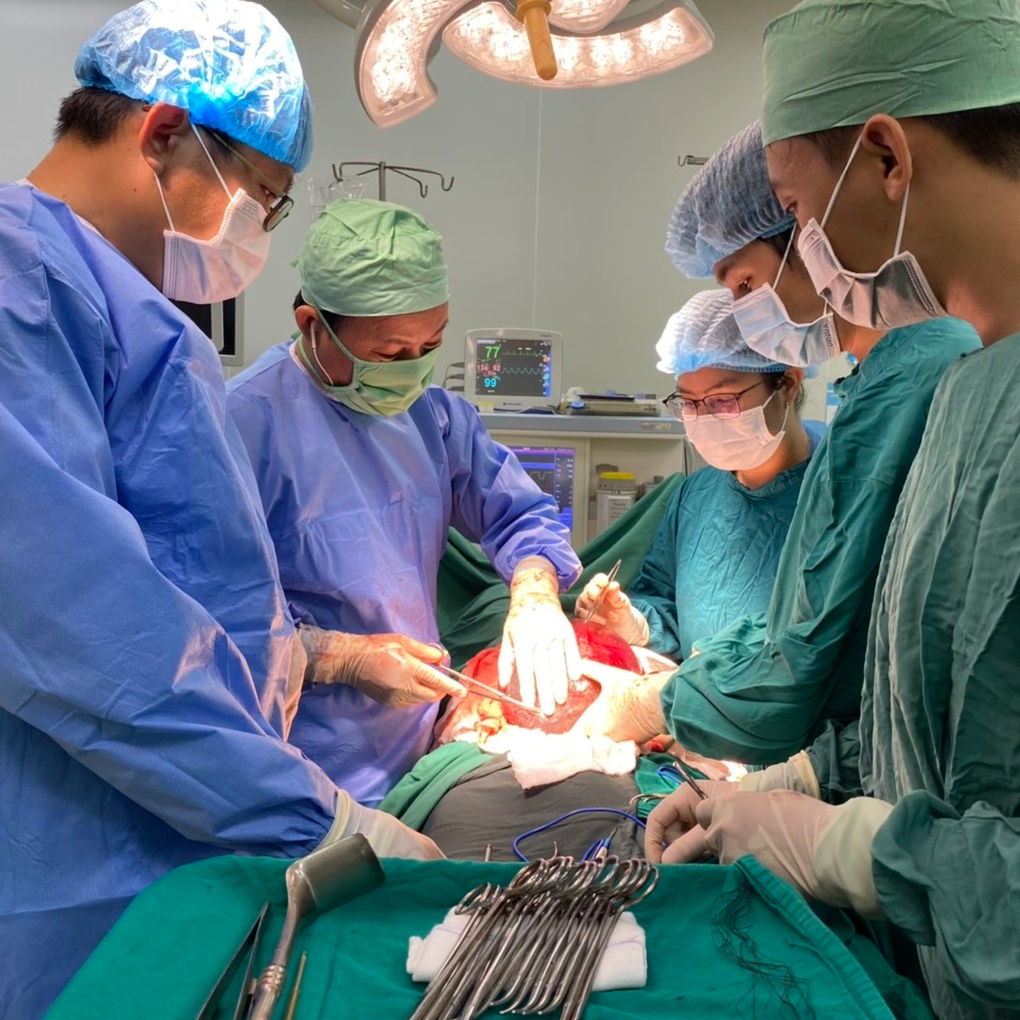 Cắt bỏ thành công khối u lớn chiếm gần hết ổ bụng bệnh nhân - 1 Cắt bỏ thành công khối u lớn chiếm gần hết ổ bụng bệnh nhân - 1