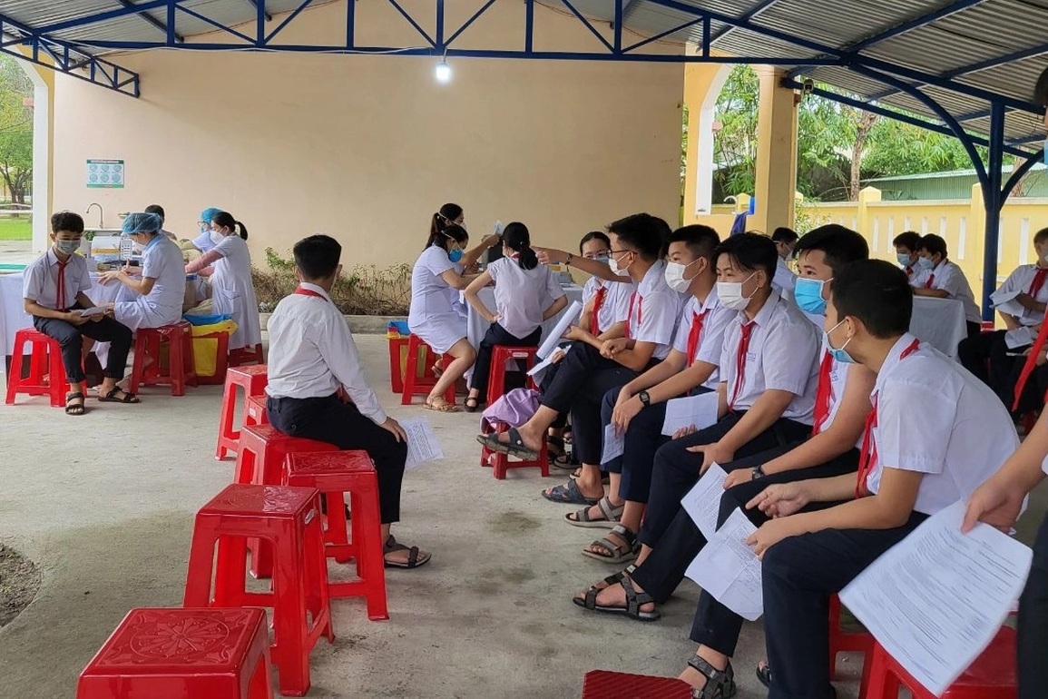 Hai học sinh báo đã tiêm liên tiếp 2 mũi vaccine Covid-19 - 1