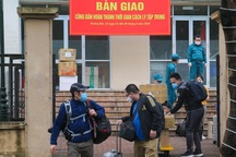 Hàng trăm người dân rạng rỡ rời khu cách ly tập trung phòng Covid-19