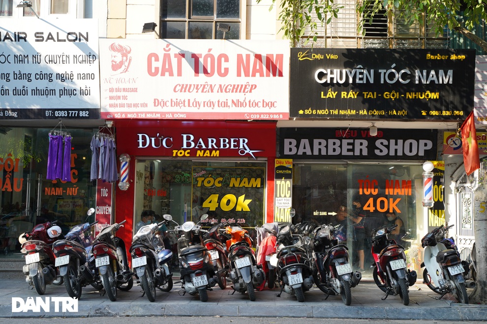 Người dân vội vã đi cắt tóc gội đầu trước khi Hà Nội chính thức cấm từ 13/7 - 1 Người dân vội vã đi cắt tóc gội đầu trước khi Hà Nội chính thức cấm từ 13/7 - 1