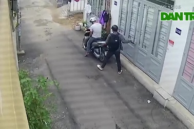 Video kẻ gian phá cửa nhà trọ ở TPHCM trộm tài sản