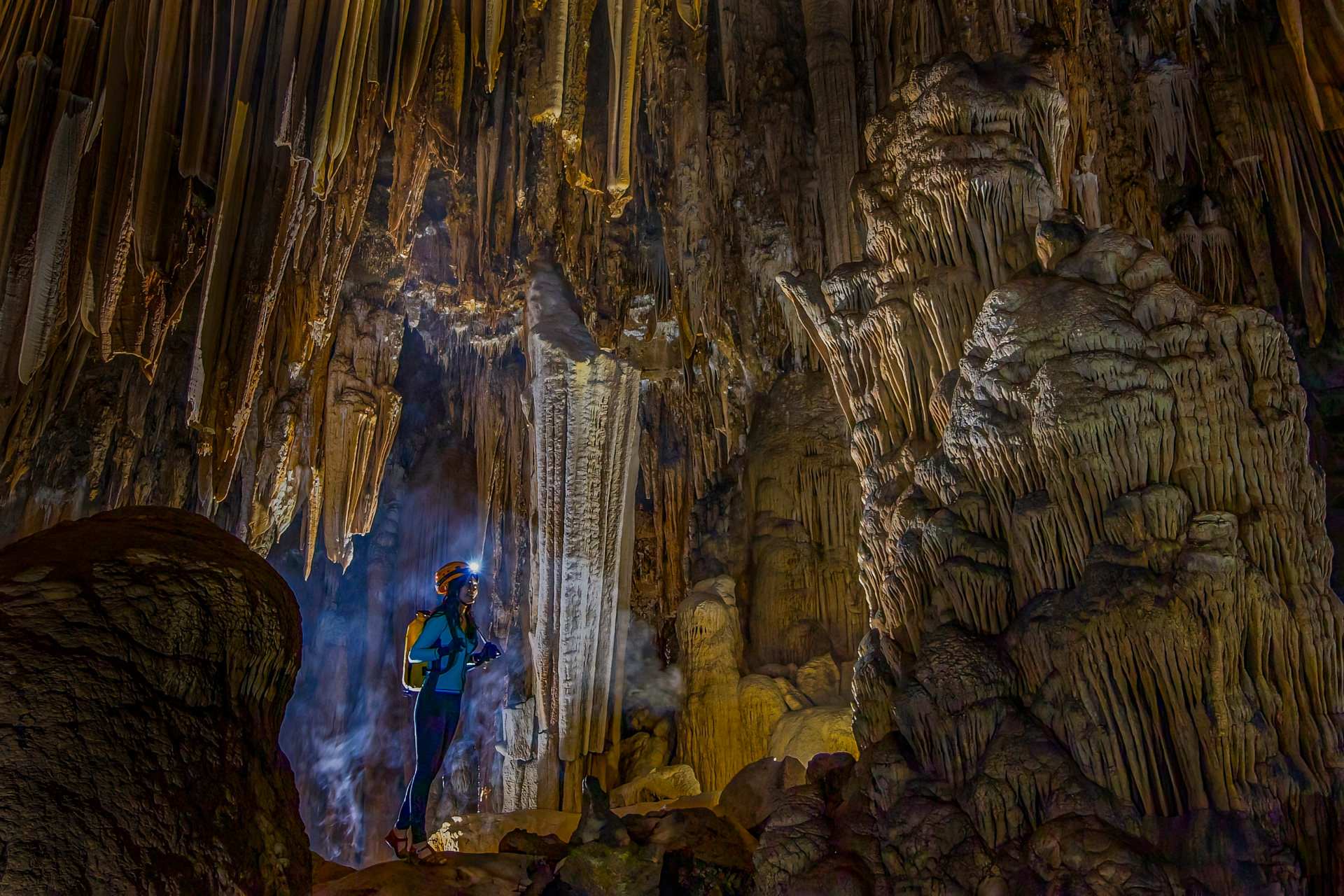 Vẻ đẹp siêu thực trong hang động có hồ nước bí ẩn treo lơ lửng - 8
